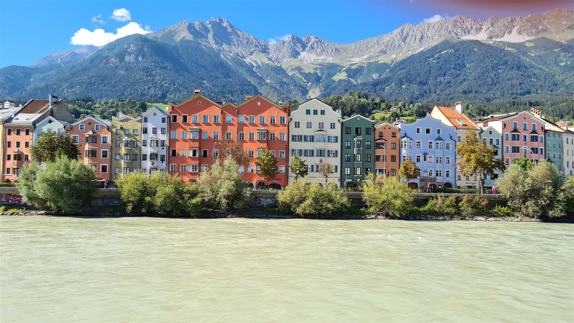 Die bunten Häuser am Inn in Innsbruck vor der Nordkette